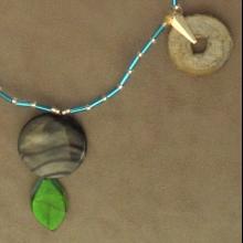 Collier avec 2 pi�ces en bronze